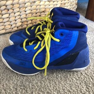 Steph Curry Under Armour boys shoes!  Size 2y.